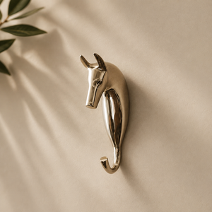 Patère murale girafe sculptée avec finition dorée pour suspendre cravates, ceintures, chapeaux, sacs et accessoires quotidiens - Product Image 1