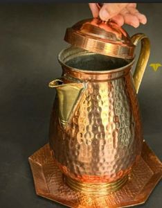 Ensemble de carafes en cuivre pour thèmes de table inspirés du luxe, service de boissons en métal avec verres, durable et réutilisable pour la restauration. - Product Image 2