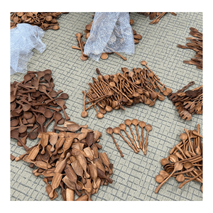 Cuchara de madera fabricada con material de madera dura y duradera para cocinar, mezclar y servir alimentos en la cocina, hecha en Vietnam. - Product Image 2