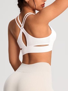 Soutien-gorge de sport sans couture pour femme avec dos en mesh |   Cami de sport à double bretelle croisée et compression |   Vêtements de sport rembourrés noirs unis - Product Image 3