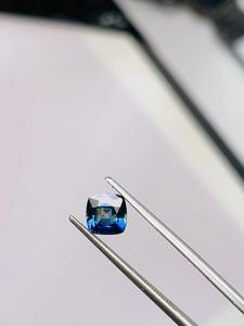 Zafiro azul natural certificado por IGI, corte mixto tipo cojín, sin calentar, sin tratar, 0.95 CTS, gema azul verdosa profunda. - Product Image 5