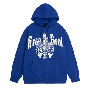 Centrado debajo del texto, se presenta un detalle de un rendimiento gráfico tridimensional de una cruz envuelta en una corona de espinas nítida y realista. Este diseño intrincado - Product Image 2