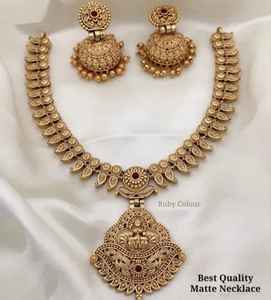 Parure de bijoux de temple antique finition mate, collier plaqué or, Jhumka, design traditionnel pour femmes, mariage indien du sud - Product Image 4