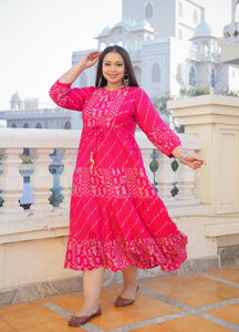 Ensemble femme en rayonne imprimé floral doré, grande taille, robe à volants, manches 3/4, col trou de serrure, rose, décontracté, festif, élégant, longueur complète - Product Image 2