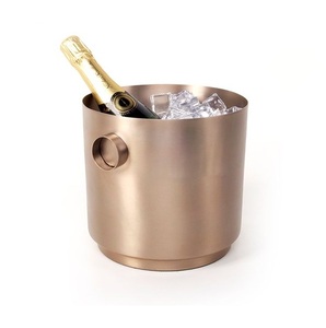 Bandeja para Hielo de Lujo en Oro Champán – Enfriador de Vino de Estilo Nórdico Elegante con Asas Cilíndricas Integradas – Utensilios de Bar Modernos con Acabado Satinado - Product Image 4