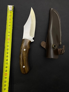 Cuchillo de caza y camping con mango de madera de nogal, hoja fija de acero inoxidable, borde parcialmente dentado, ligero. - Product Image 3