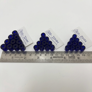 Cuentas de vidrio facetadas de color azul cobalto con un color vibrante y brillo, ideales para la fabricación de joyas, manualidades y accesorios étnicos. - Product Image 1