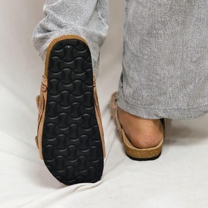 Sandales en cuir véritable faites à la main avec boucle à embossage floral, style vintage, unisexe, marron - Product Image 4