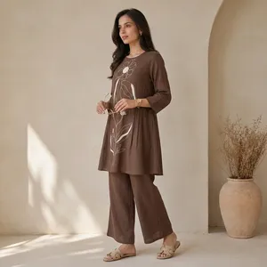 Ensemble coordonné brodé marron pour femme, col rond, manches trois quarts, tunique évasée, pantalon large assorti, tenue décontractée florale - Product Image 4