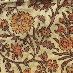 Tela de Algodón Estampada a Mano con Base Verde y Patrón Floral Vintage |   Impresión Tradicional India Estilo Kalamkari - Product Image 3