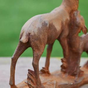 Grande sculpture en fonte de cerf mère avec cerf-faucon, finition rouille, pour événements de jardin, décoration de Noël - Product Image 2