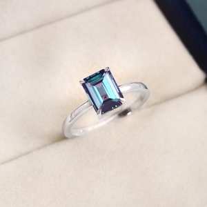 Anillo de Compromiso de Plata de Ley con Alejandrita que Cambia de Color, Certificado IGI, Corte Esmeralda Art Deco, Joyería Hecha a Mano, Regalo para Ella - Product Image 4