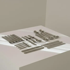 Ensemble de couverts de luxe en acier inoxydable argenté avec manche large et plat, cuillère, fourchette, couteau – Vente en gros - Product Image 2