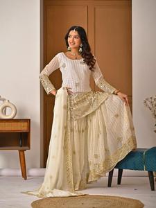 Ensemble élégant de sharara et palazzo en fausse soie georgette lourde, avec haut brodé, doublure en micro-coton et dupatta assortie. - Product Image 4