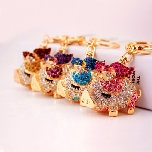 Llavero de cerdito con diamantes de imitación rosas, aleación en tono dorado y pavé de cristales, para el intercambio de regalos del Año Nuevo Lunar - Product Image 4