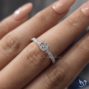 Anillo de Compromiso con Diamante Cultivado en Laboratorio, Corte Cojín, 0.50ct, Banda Pavé Catedral, Oro Blanco de 10K, Diseño Minimalista de Lujo - Product Image 4