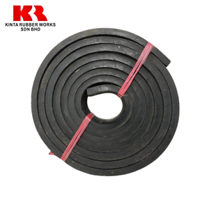 La feuille de plinthe en caoutchouc naturel noir de haute qualité de 10m de long 450mm de large 6mm d'épaisseur empêche le déversement de matériel pour un usage industriel - Product Image 1