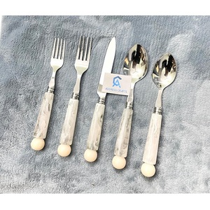 Offre Spéciale – Couverts en Acier Inoxydable Argenté (Couteau, Fourchette, Cuillère) avec Manche en Résine – Vaisselle de Cuisine et de Fête pour la Maison - Product Image 1