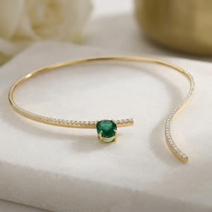 Collar gargantilla Avant Garde con corte brillante ovalado de esmeralda verde, centro de micro pavé, oro de laboratorio de 14k, oro nupcial - Product Image 2
