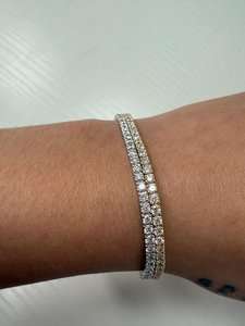 Pulsera de tenis clásica para mujer en plata de ley 925 con moissanita de corte brillante, engaste de garras con baño de rodio y cierre seguro - Product Image 2