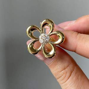 Boucles d'oreilles clous de luxe en diamants de laboratoire en forme de grappe de fleurs, plaqué or jaune 9 carats, certifiées IGI, bijoux fins - Product Image 3
