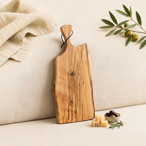 Planche à découper artisanale en bois d'olivier à bords naturels, plateau rustique pour fromages et charcuteries avec poignée, planche à découper en bois - Product Image 5