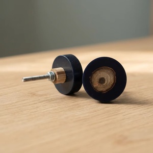 Bouton de meuble rond en bois avec finition en résine noire, poignée de tiroir minimaliste pour commode et meubles de chambre, installation facile - Product Image 1