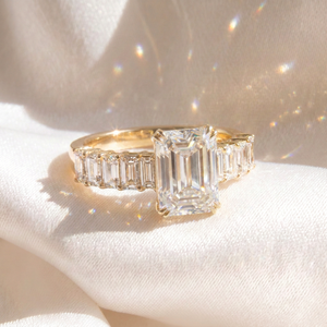 แหวนหมั้นเพชรทรงเอเมอรัลด์ดีไซน์ใหม่ ทองคำขาว 14K เพชรเพาะเลี้ยงในห้องปฏิบัติการ วงแหวนทรงบาแกตต์ เครื่องประดับสำหรับผู้หญิง - Product Image 1
