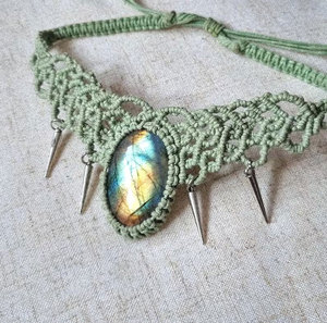 Collier ras du cou en macramé labradorite plaqué or avec perle d'eau douce, fil vert, gemme ovale, bijou bohème fait main pour femme - Product Image 2