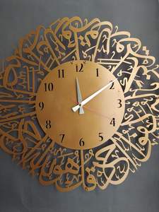 Superficie pulida de alto estándar de un reloj de pared metálico que refleja la luz de manera hermosa, mejorando la luminosidad del ambiente. - Product Image 5