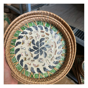 Plateau tissé écologique et durable avec incrustation de nacre pour table basse et décoration intérieure - Product Image 5