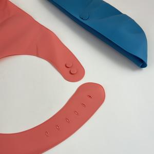 Bavoir en silicone pour adultes, réglable et lavable, imperméable avec poche récupératrice de miettes, qualité alimentaire, compatible lave-vaisselle, pour hommes et femmes, soins aux personnes âgées - Product Image 4