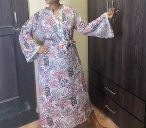 Robe longue en coton écologique à col en V et motif floral, idéale pour la plage, les soirées et la mode – Collection Tendance - Product Image 1