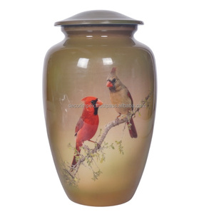 L'urne magnifiquement fabriquée à la main représente une paire de beaux faisans prenant leur envol L'urne est en métal massif Vente rapide - Product Image 1