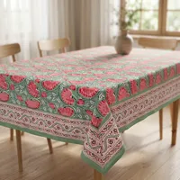 Nappe à motifs floraux verts imprimés à la main sur tissu vert sauge avec fleurs roses et bordure décorative