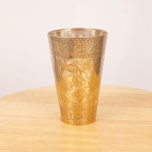 แก้วน้ำทองเหลืองทำมือลายดอกไม้แบบดั้งเดิม สำหรับใช้ในบ้าน ครัว ภาชนะเครื่องดื่มแบบอายุรเวท โรงแรม - Product Image 1