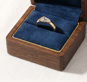 Bague d'anniversaire et de fiançailles en or massif 10K 14K 18K avec diamant de laboratoire taille baguette certifié IGI, couleur DEF, clarté VS VVS - Product Image 1