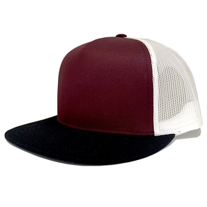 Gorra trucker de 5 paneles de malla transpirable con visera plana y cierre snapback, con parche personalizado, en colores contrastantes rojo vino y blanco, al por mayor - Product Image 1