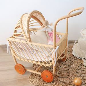 Poussette en rotin artisanale de bonne qualité, jouet pour enfant, poussette pour poupée bébé. - Product Image 3