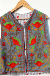 Chaleco de Terciopelo Bordado Suzani Floral, Chaleco Boho de Terciopelo Suzani, Chaqueta Corta de Terciopelo Suzani, Chaleco Bohemio - Product Image 4
