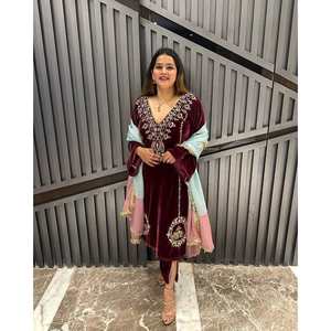 Conjunto de Top y Pantalón de Terciopelo con Bordado de Lentejuelas y Dupatta en Color Vino - Product Image 1