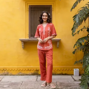 Conjunto de 2 Piezas para Mujer, Estilo Bohemio, Color Coral, Bordado Floral, Manga Corta, Cuello en V, Pantalones Holgados de Algodón, Ropa de Primavera/Verano - Product Image 3