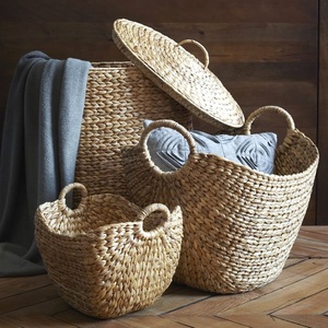 Panier à linge ovale en jacinthe d'eau naturelle tissé à la main au Vietnam avec poignée pour un usage domestique - Product Image 2