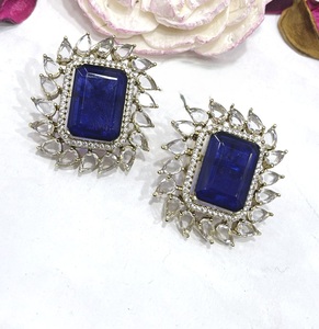 Impresionantes pendientes con acabado plateado y circonitas de la mejor calidad para mujeres y niñas, ideales para looks de noche y fiestas. - Product Image 5