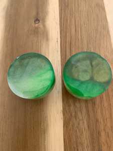 Boutons de porte ronds en résine au design côtier élégant avec finition brillante, couleurs vibrantes, écologiques, faits à la main pour les portes de placards modernes - Product Image 5
