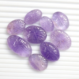 Cabujón de Amatista Natural Tallada al por Mayor |   Piedra preciosa tallada en forma de flor morada para la fabricación de joyas - Product Image 1