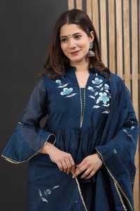 ชุดคุร์ตาผ้าซาตินปักลายสีน้ำเงินกรมท่าสำหรับผู้หญิง พร้อมงานปักลายดอกไม้ด้วยมือ คอวี ทรงหลวม แขนยาว ความยาวระดับเข่า เหมาะสำหรับใส่ในฤดูใบไม้ร่วง - Product Image 4