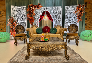 Décoration de scène éblouissante pour Mehndi et Sangeet, aménagement de cérémonie Heena avec décors métalliques découpés au laser style Mehrab, canapé de mariage haut de gamme - Product Image 6