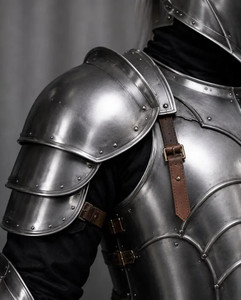 Armure de Chevalier Gothique Médiévale en Acier Plaqué Nickel Noir, Style Antique 3D Complet, Polie et Portative, pour Halloween et Combat Artistique - Product Image 5