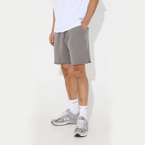 Elegantes pantalones cortos de felpa francesa con tela transpirable, cintura ajustable y diseño moderno para atuendos diarios. - Product Image 3